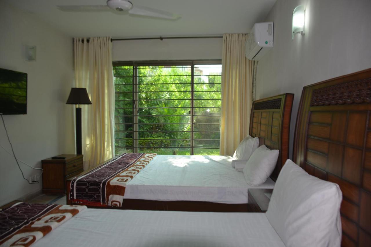 The Travelers Den Hotel Исламабад Екстериор снимка
