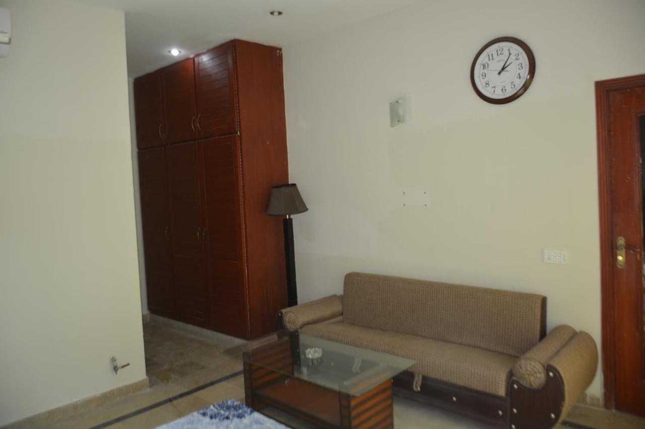 The Travelers Den Hotel Исламабад Екстериор снимка