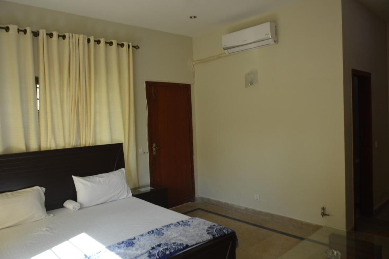 The Travelers Den Hotel Исламабад Екстериор снимка