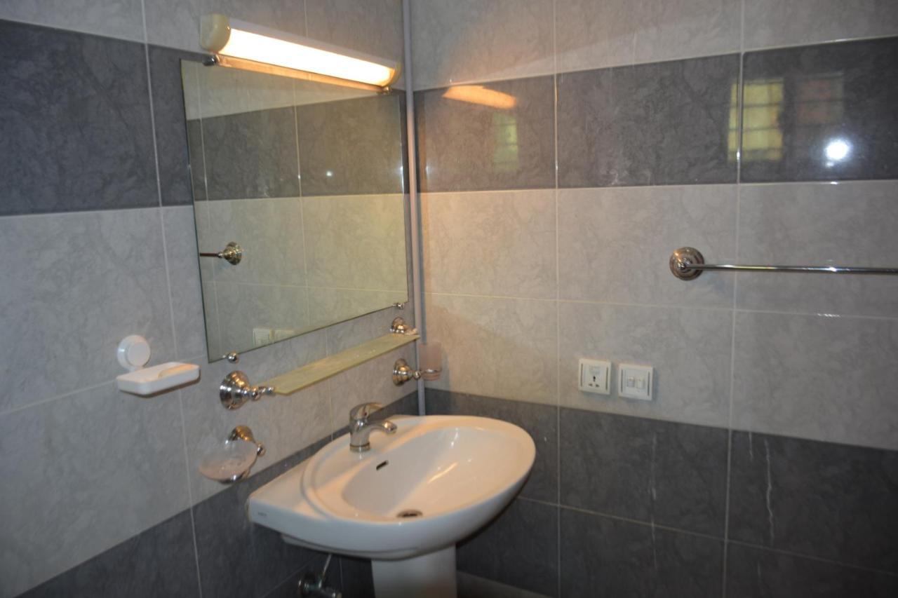 The Travelers Den Hotel Исламабад Екстериор снимка