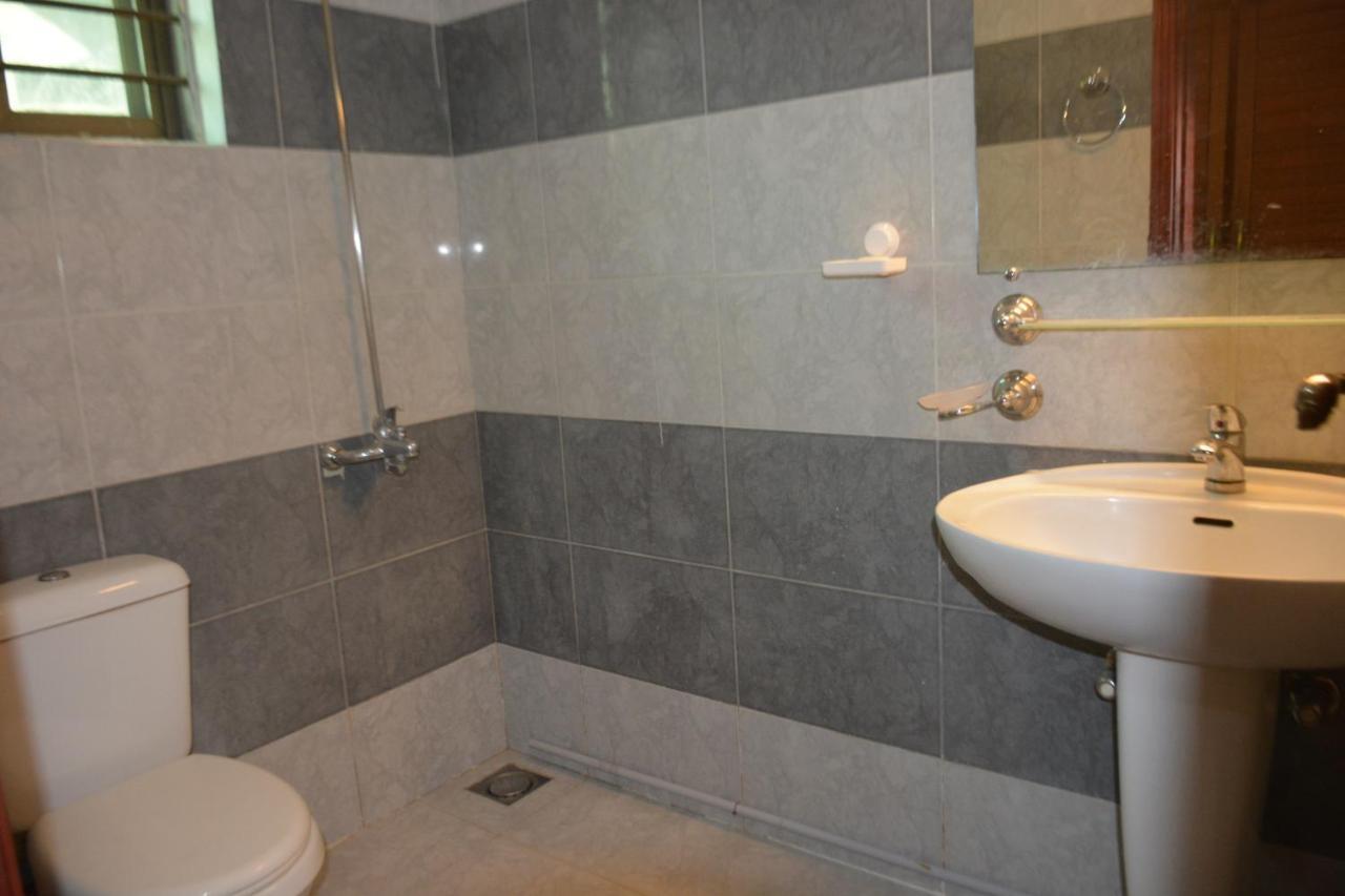 The Travelers Den Hotel Исламабад Екстериор снимка