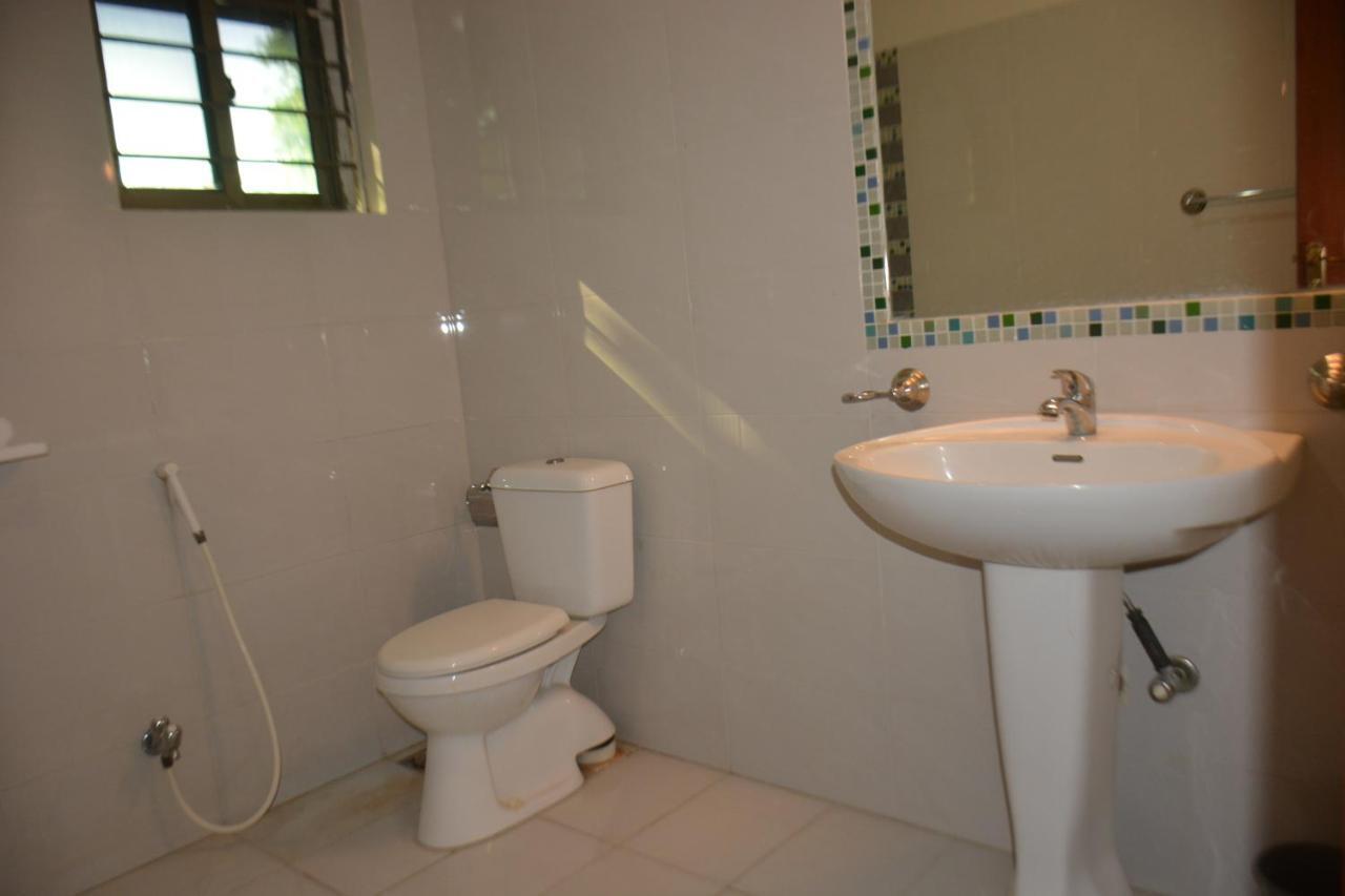The Travelers Den Hotel Исламабад Екстериор снимка