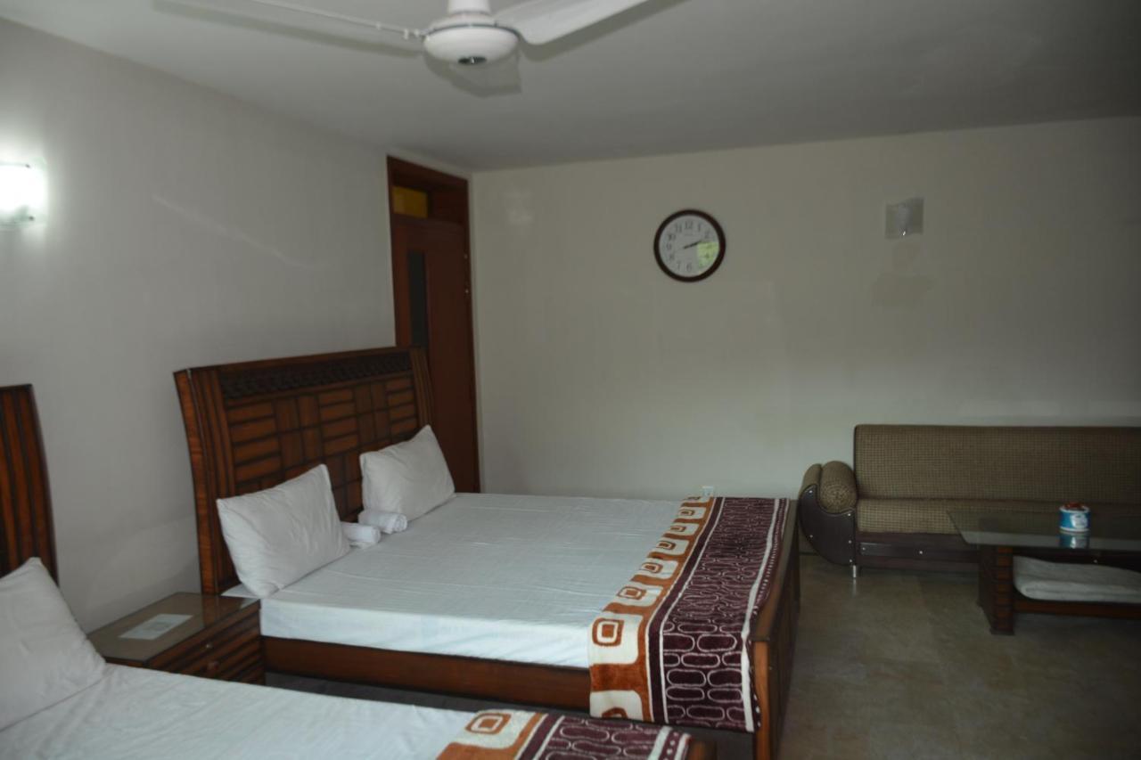 The Travelers Den Hotel Исламабад Екстериор снимка