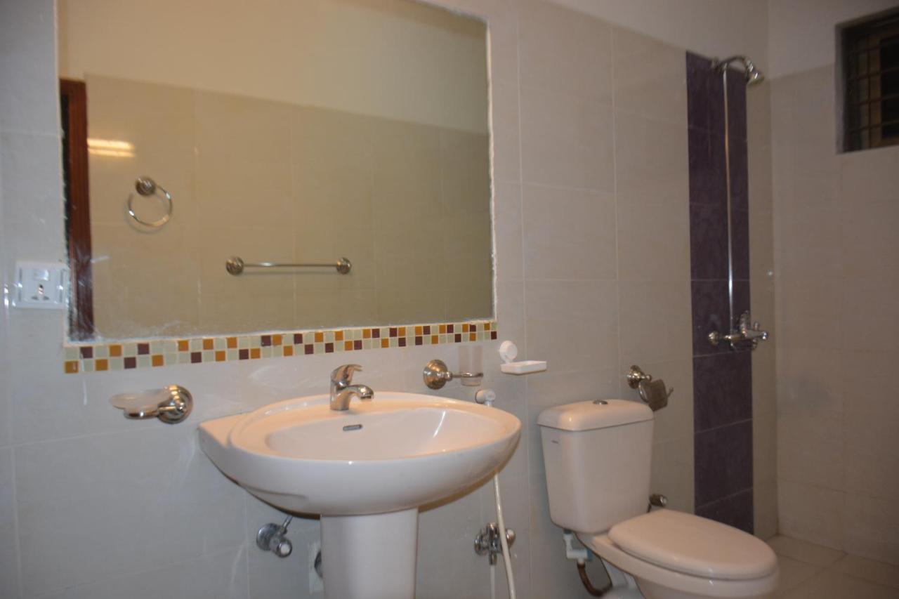 The Travelers Den Hotel Исламабад Екстериор снимка