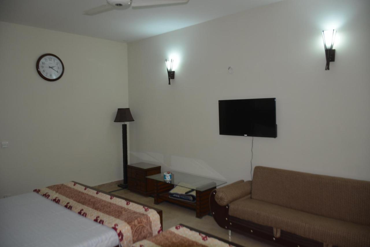 The Travelers Den Hotel Исламабад Екстериор снимка