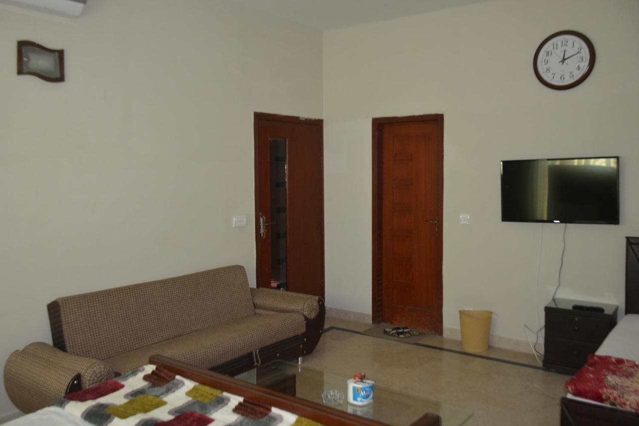 The Travelers Den Hotel Исламабад Екстериор снимка