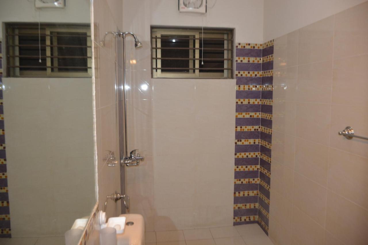 The Travelers Den Hotel Исламабад Екстериор снимка