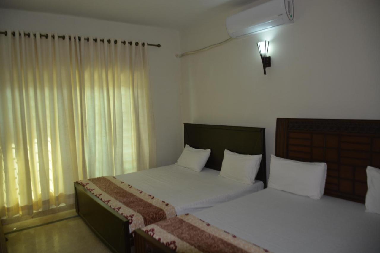 The Travelers Den Hotel Исламабад Екстериор снимка