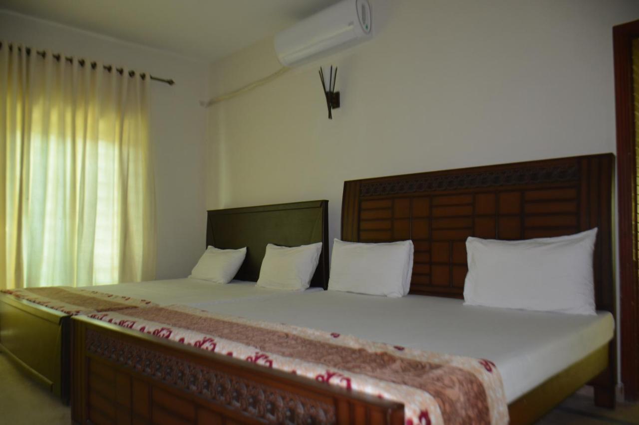 The Travelers Den Hotel Исламабад Екстериор снимка