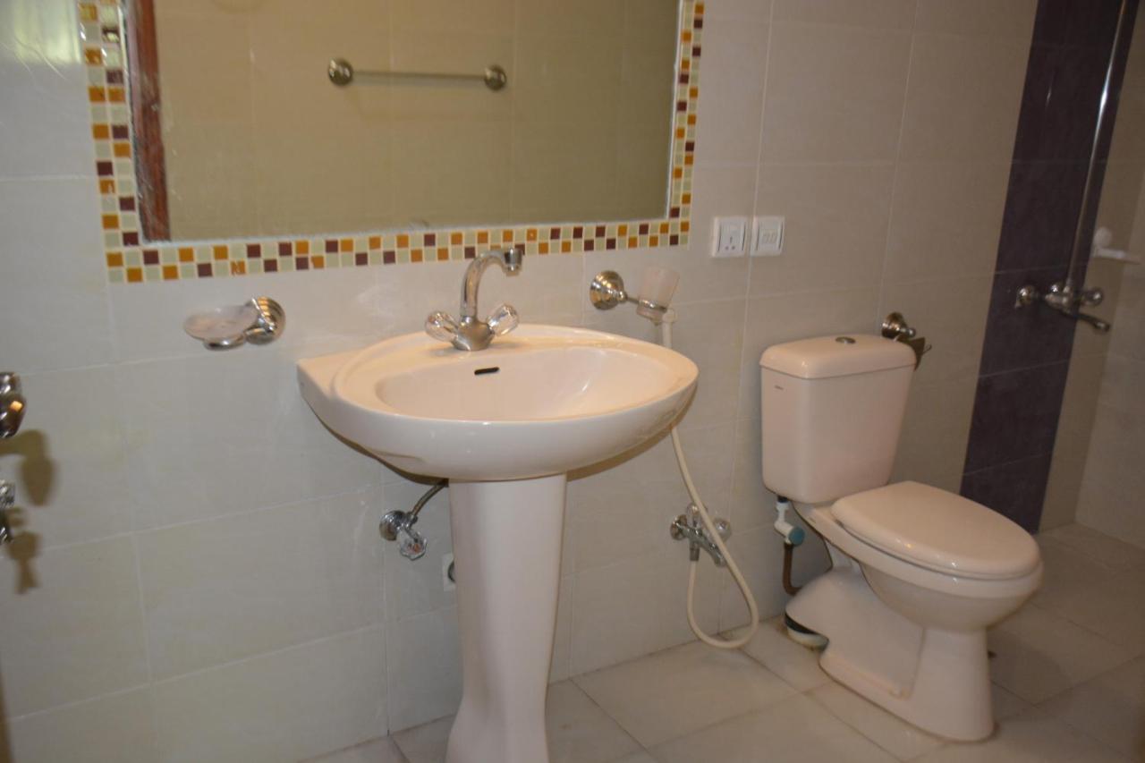 The Travelers Den Hotel Исламабад Екстериор снимка