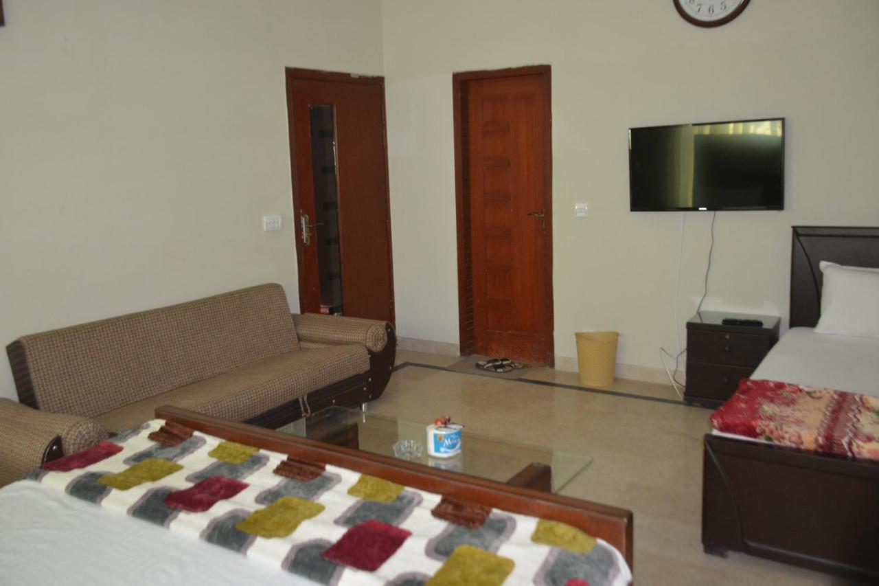 The Travelers Den Hotel Исламабад Екстериор снимка