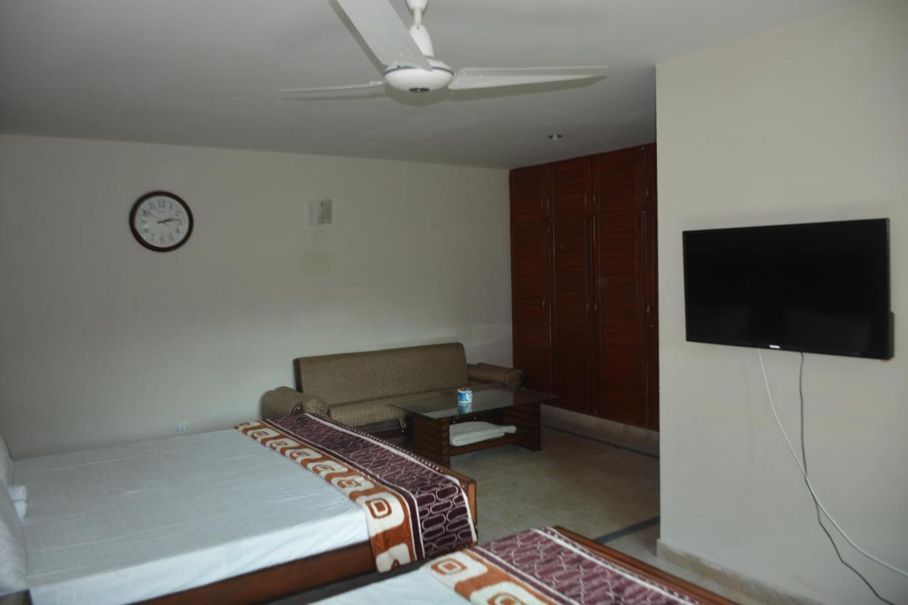 The Travelers Den Hotel Исламабад Екстериор снимка