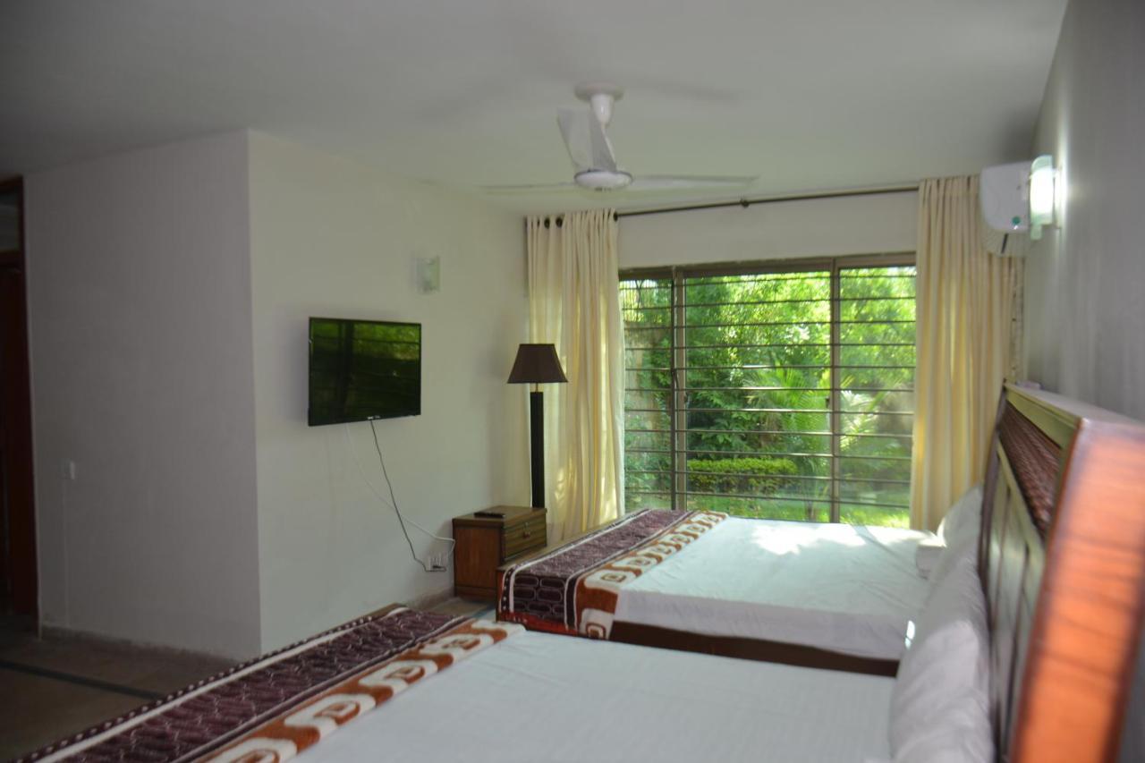 The Travelers Den Hotel Исламабад Екстериор снимка