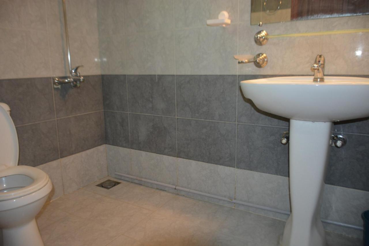 The Travelers Den Hotel Исламабад Екстериор снимка