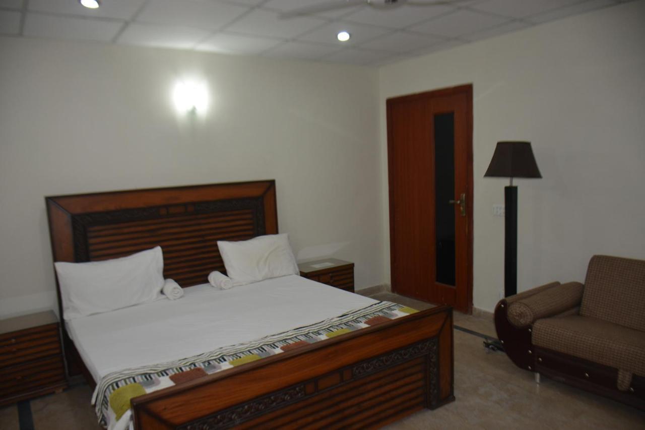 The Travelers Den Hotel Исламабад Екстериор снимка