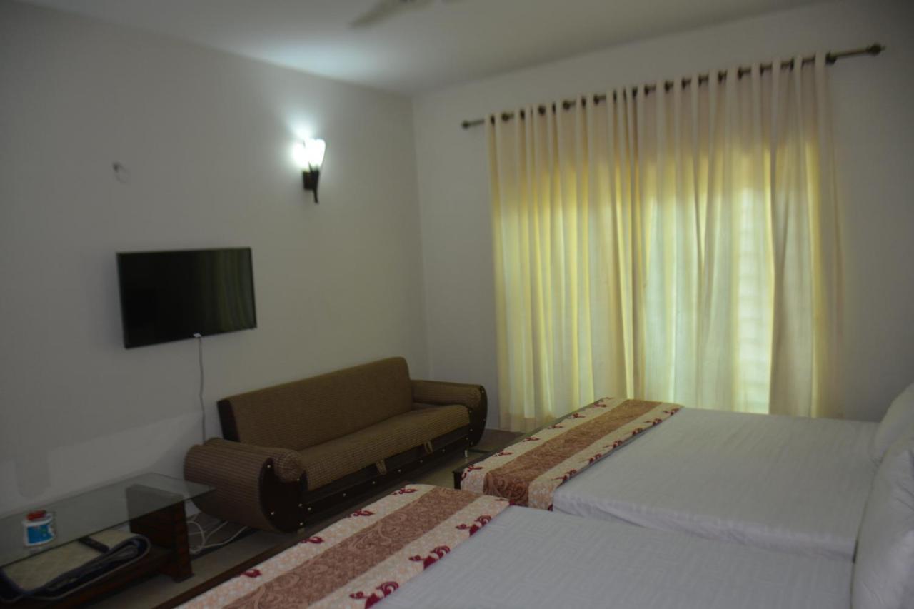 The Travelers Den Hotel Исламабад Екстериор снимка