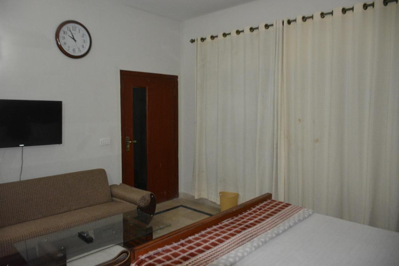 The Travelers Den Hotel Исламабад Екстериор снимка