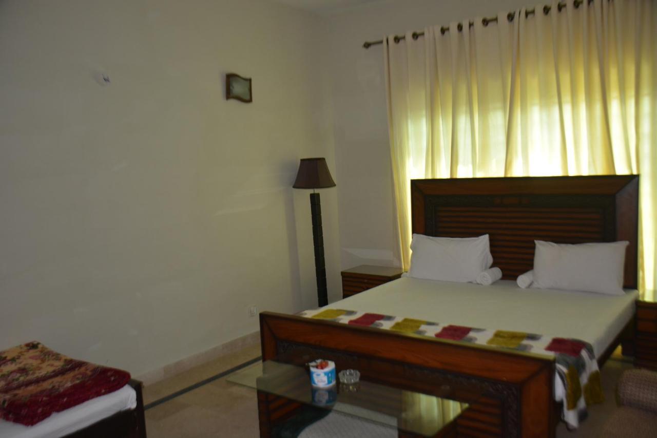 The Travelers Den Hotel Исламабад Екстериор снимка