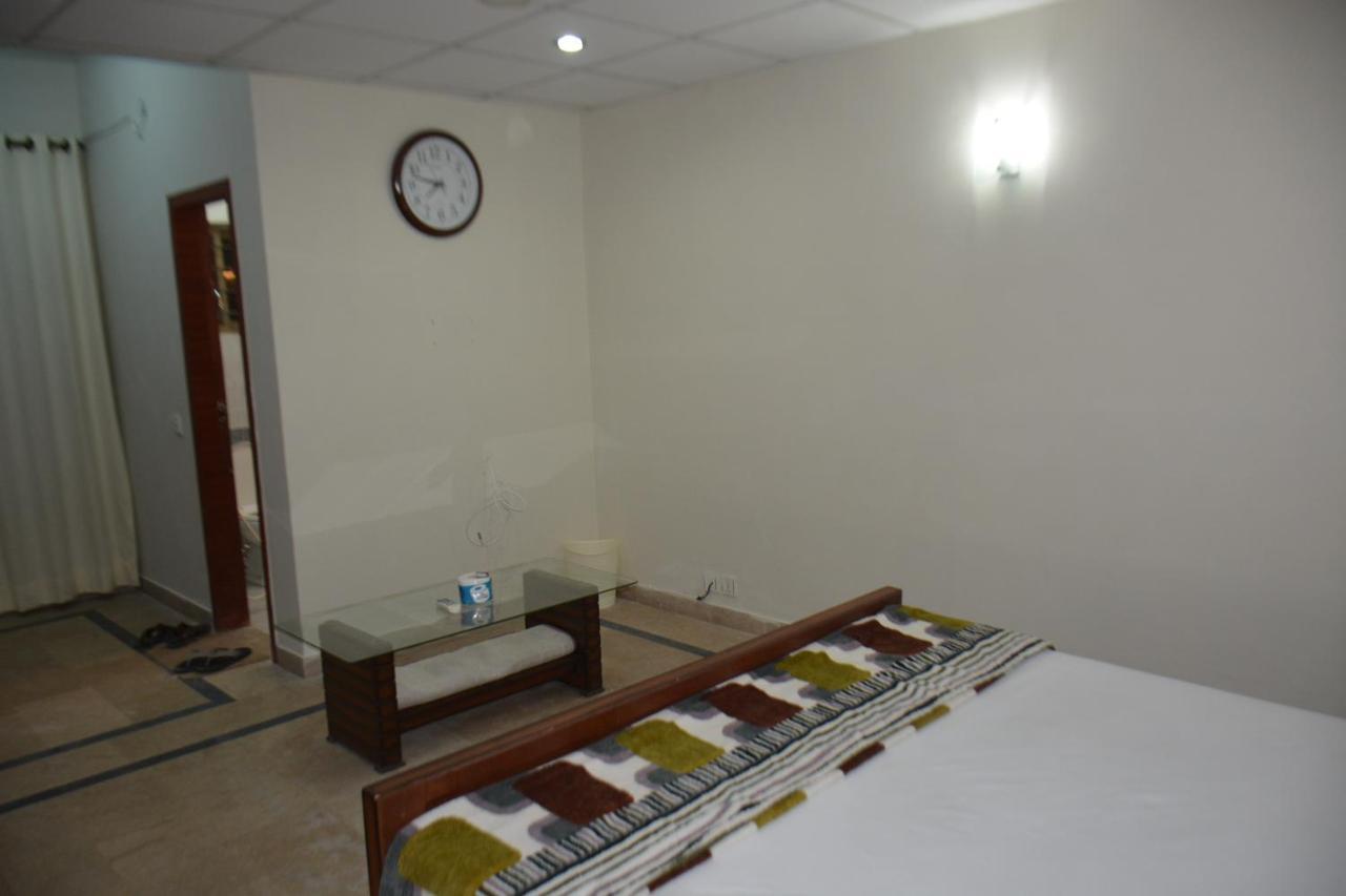 The Travelers Den Hotel Исламабад Екстериор снимка