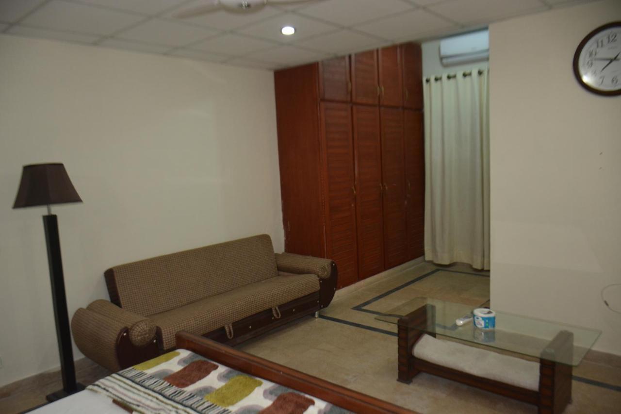 The Travelers Den Hotel Исламабад Екстериор снимка