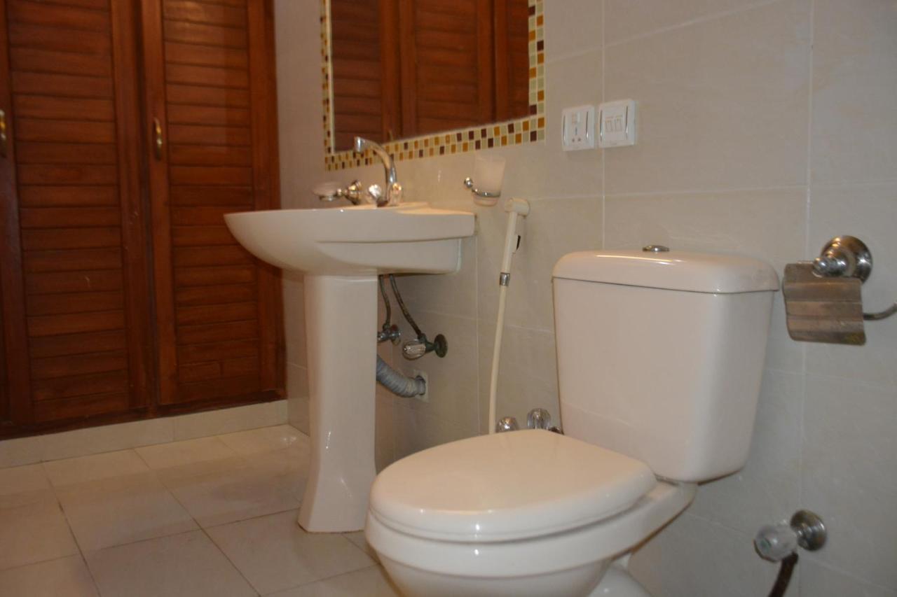 The Travelers Den Hotel Исламабад Екстериор снимка