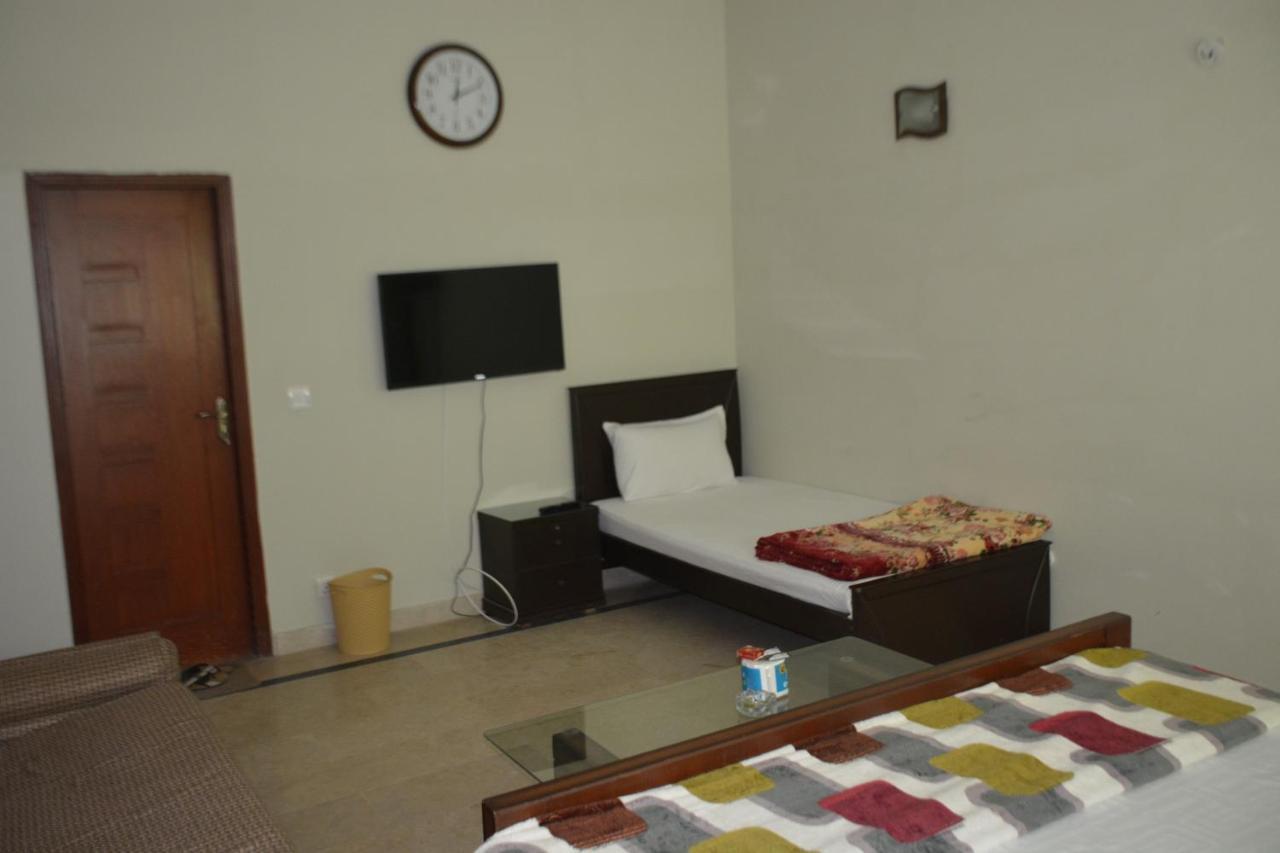 The Travelers Den Hotel Исламабад Екстериор снимка