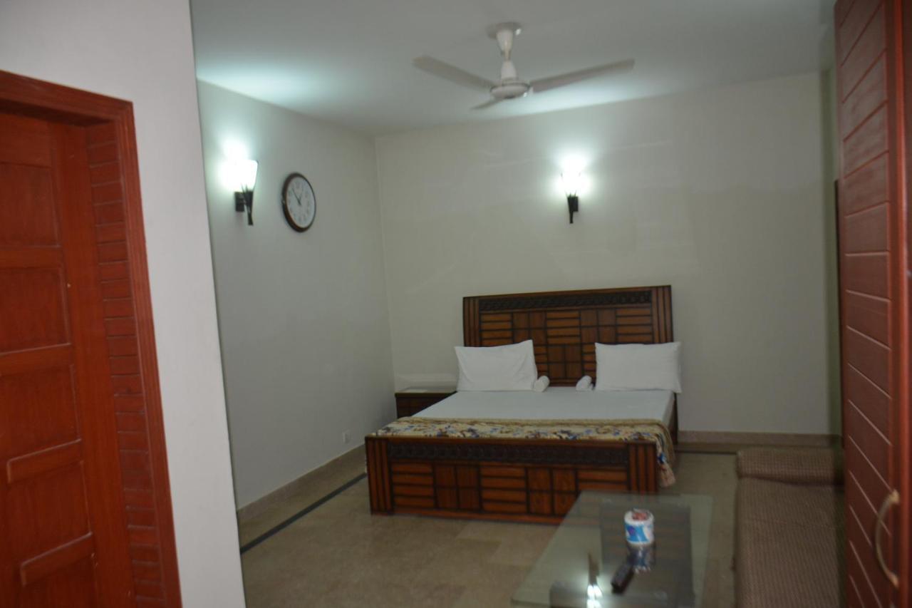 The Travelers Den Hotel Исламабад Екстериор снимка