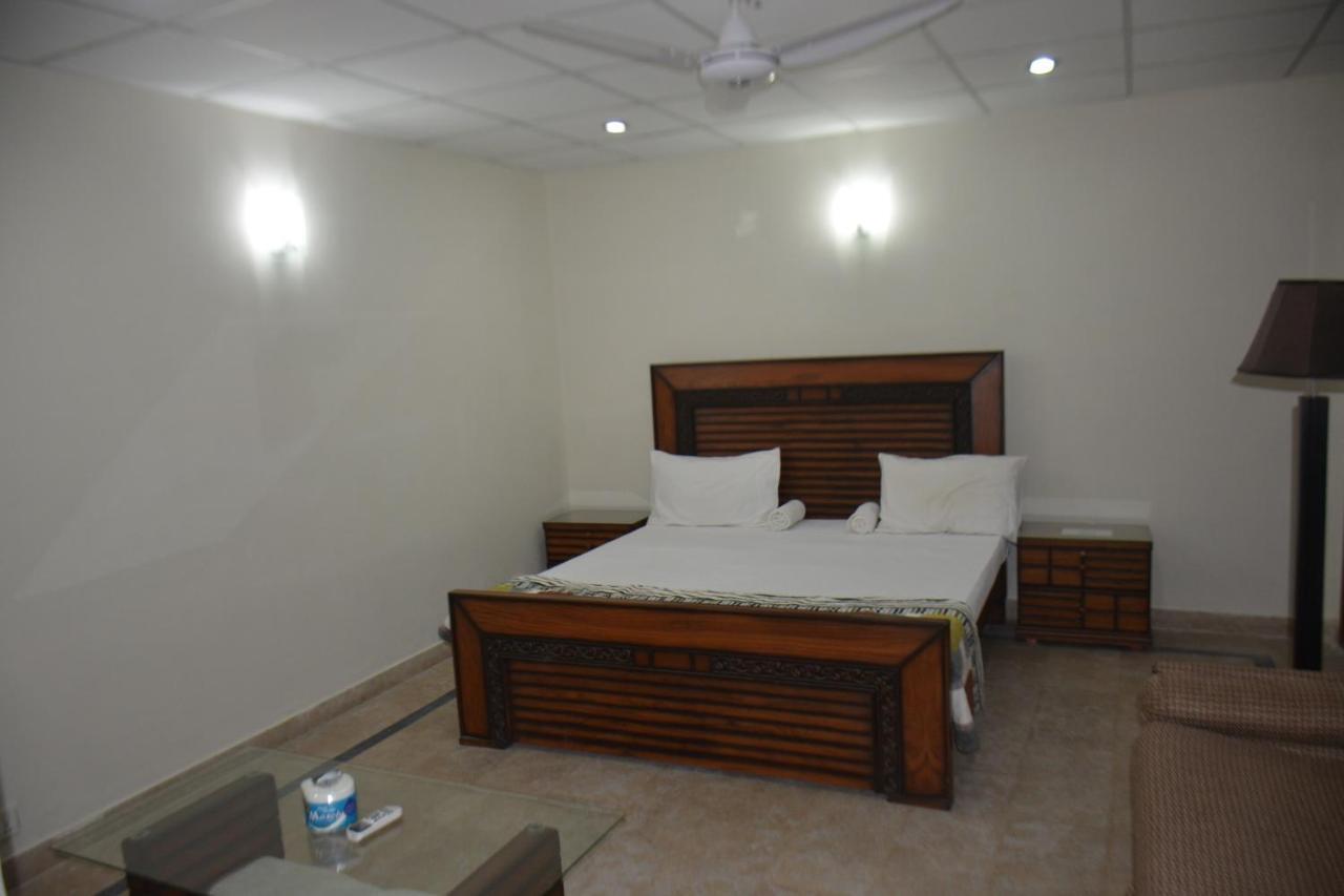 The Travelers Den Hotel Исламабад Екстериор снимка