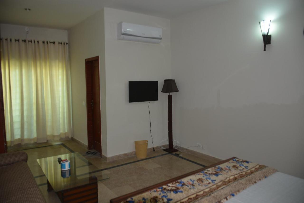 The Travelers Den Hotel Исламабад Екстериор снимка
