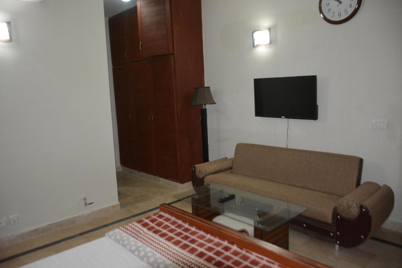 The Travelers Den Hotel Исламабад Екстериор снимка