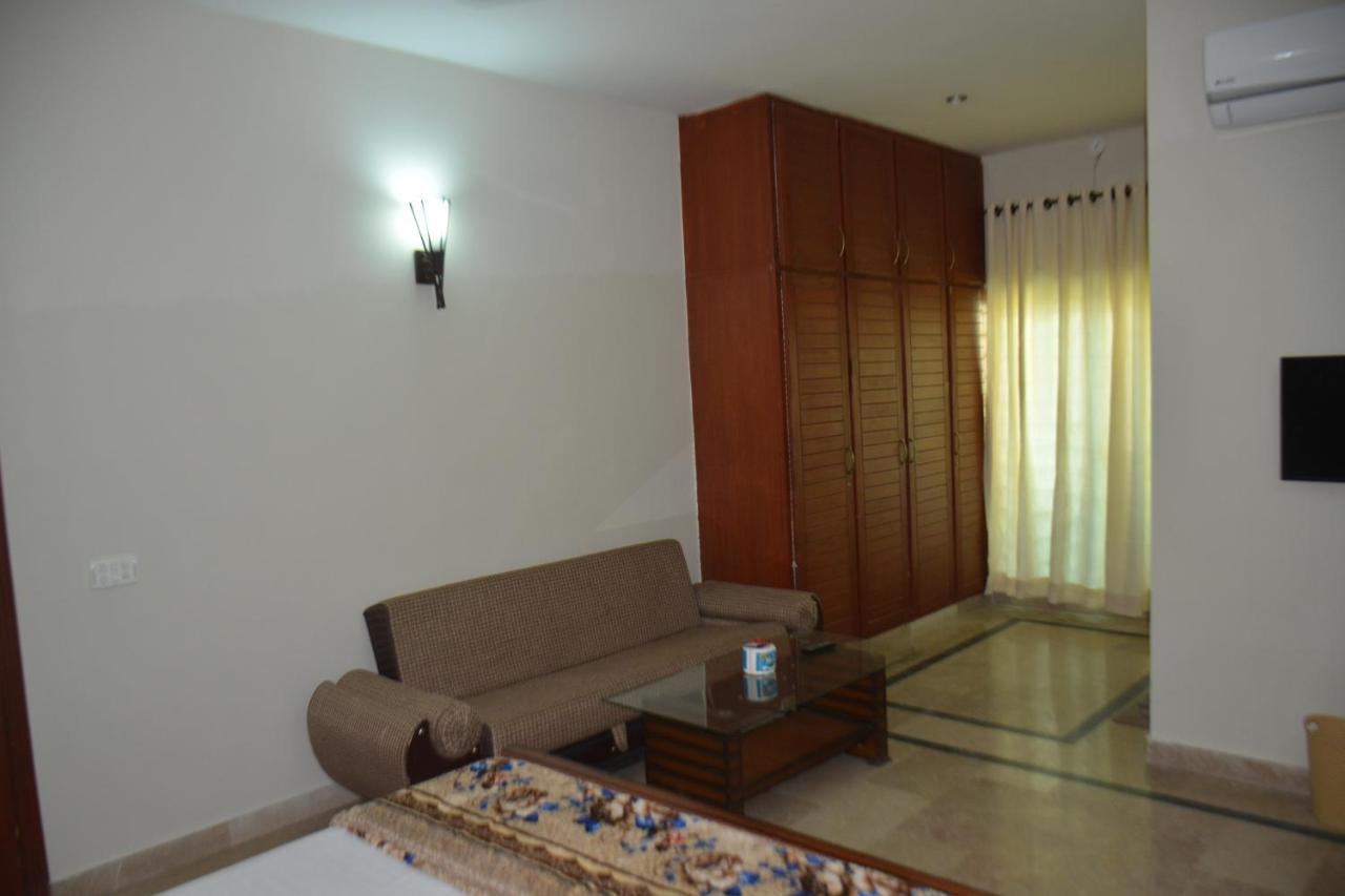 The Travelers Den Hotel Исламабад Екстериор снимка