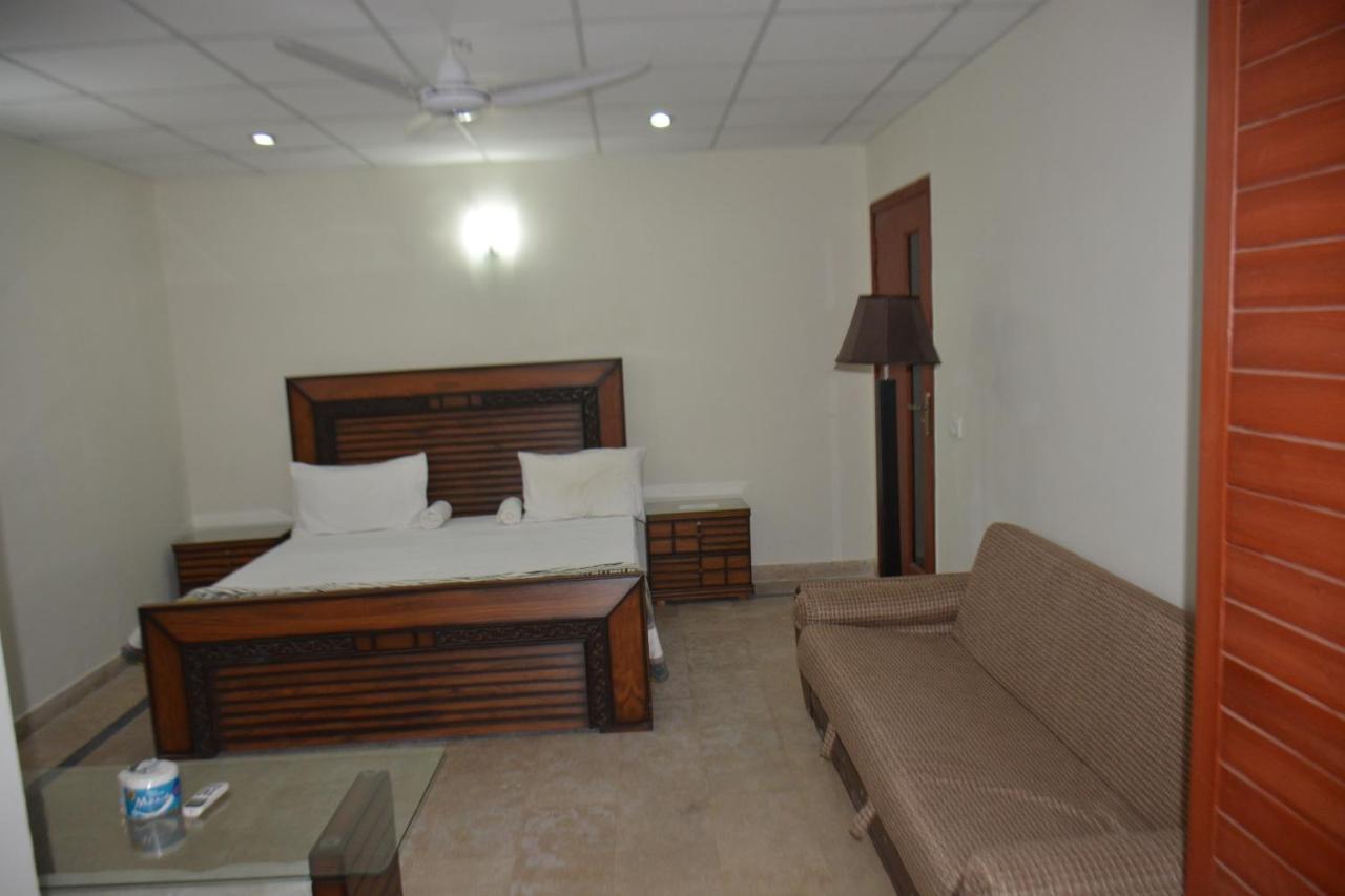 The Travelers Den Hotel Исламабад Екстериор снимка